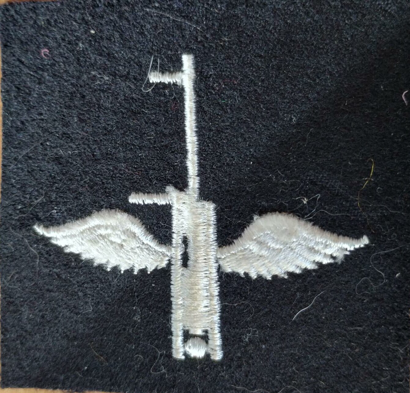 US NAVY SPECIALIST DISTINGUISHING MARK - AIRCRAFT MACHINE GUNNER