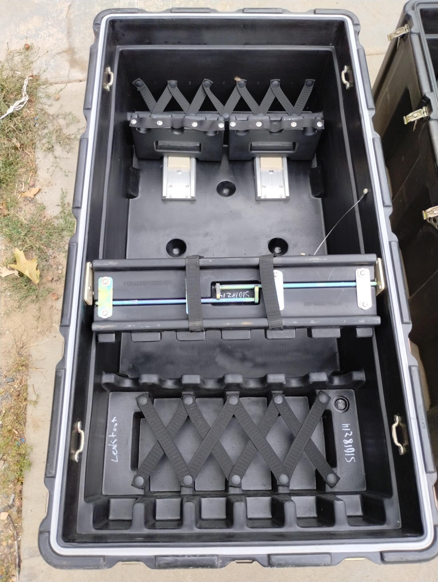 Used Black military AR15 / M16 Rifle Case holds 12 rifles - Image 8