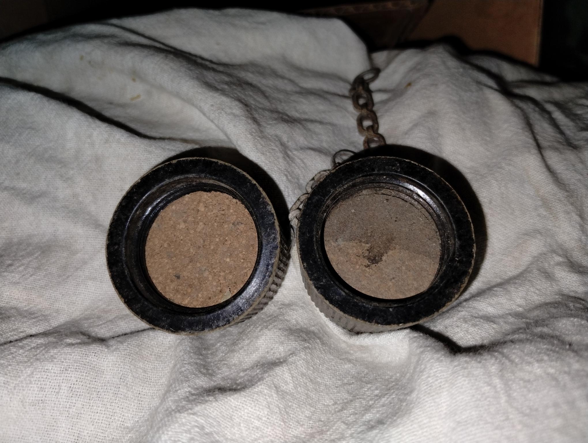 Original WW2 U.S. canteen caps with cork and chain - Image 2