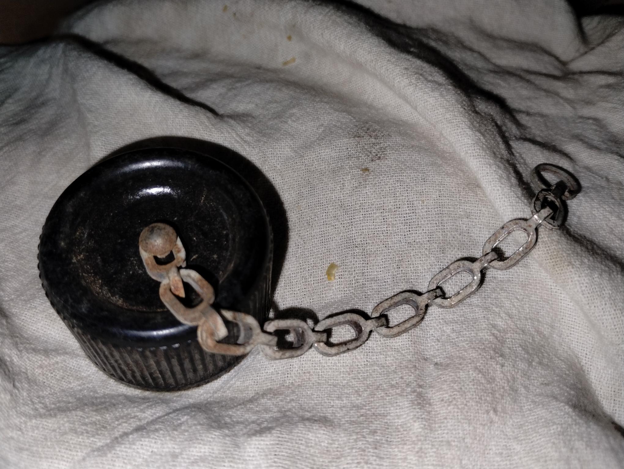 Original WW2 U.S. canteen caps with cork and chain - Image 3